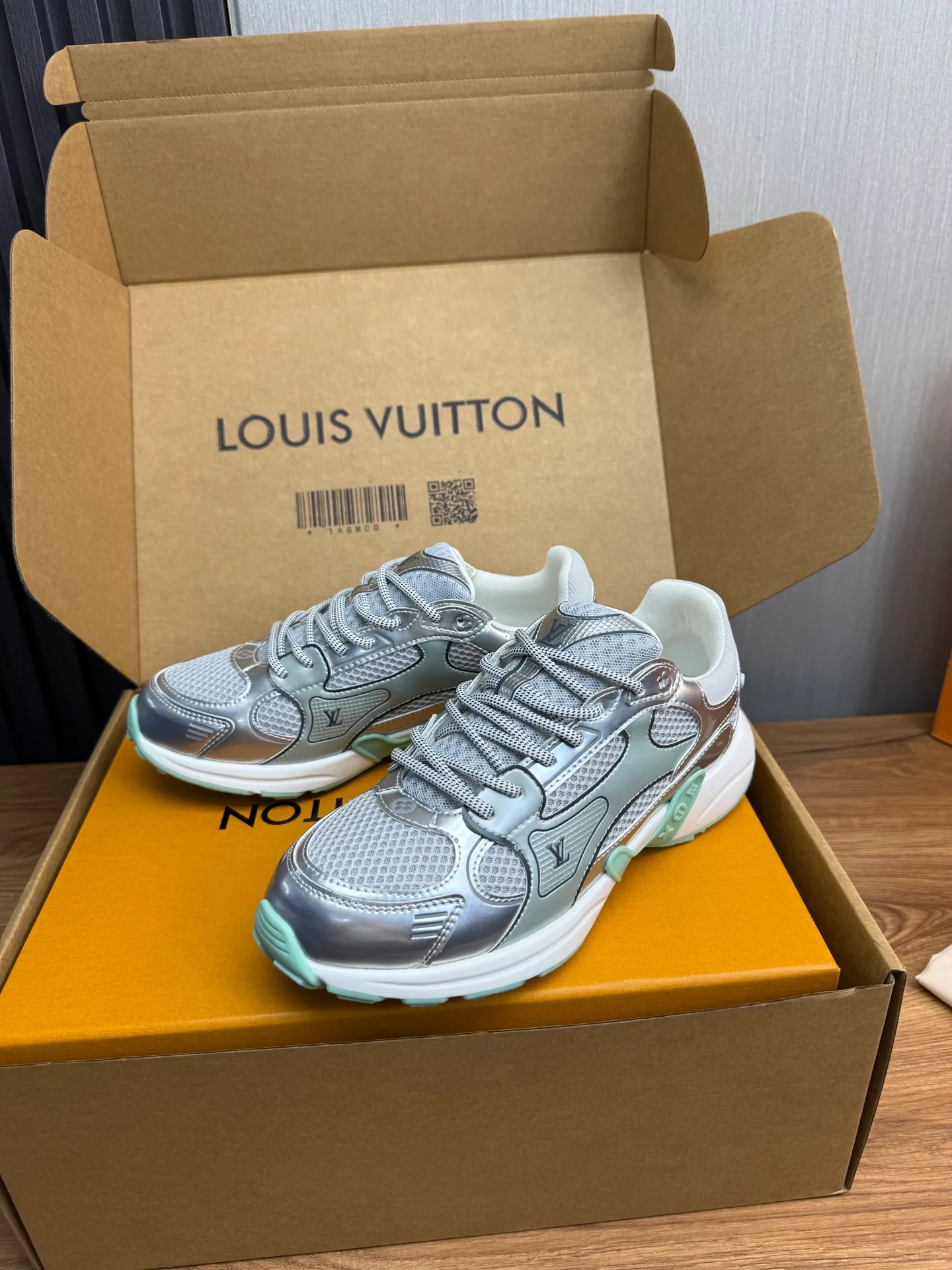 Men's shoes 💰600💰 🌈LV | Louis Vuitton 2025𝐬𝐬 🧡💚2025 spring and summer new style top version‼ ️The original version is the same. The counter specializes in the latest casual shoes. Hard goods are new🆕 🔥🔥🔥Top version: Couple model LV Louis Vuitton L House Donkey brand The latest Olympia series Couple model Silver Horn King Casual sneakers Running shoes This LV Olympia sneaker combines mesh fabric and metallic synthetic leather and other technical fabrics to reinterpret the classic running shoe design with a neat and simple design. Lightweight EVA outsole provides a stretchy fit. Rich details such as Monogram embossing and LV letters establish recognition. Exquisite packaging at the delivery counter 🛍📦 ▪️Fabrics: Original imported technical fabric + mesh ▪️Inner lining: Original customized breathable mesh ▪️Sole: Original molded rubber foam material ▪️Sole thickness: 3.5CM ▪️Size: 35--45 (customized for women 40 and men 45)